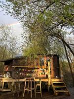 Kingfisher Riverside Glamping with private hot tub - B&B Kempsford