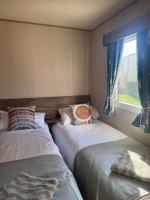 Cozy Caravan at Tower Lawn, Haggerston Castle Perfect Family Getaway - Chambres d'hôtes Berwick-upon-Tweed