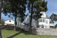 Sekelskiftesvilla med sjötomt, brygga & roddbåt - B&B Kvicksund