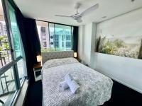Modern 3 Bedroom Apartment near Tram - B&B Costa Dorada