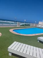 Umhlanga Beach 3 bedroom beach apartment with seaviews and pool - B&B Durban