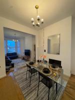 Spacious Home in Bangor Centre, 2 King Beds, 1 Single and Garage - B&B Bangor