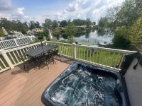 Lakeside Retreat 3 with hot tub, private fishing peg situated at Tattershall Lakes Country Park - Chambres d'hôtes Tattershall