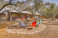 Hot Tub and Yard! Inn the Woods Wimberley Cabin - Chambres d’hôtes Wimberley