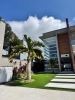 Casa de Luxo com Enxoval Completo, 4 Quartos, Área Gourmet, Piscina, Academia, Quadra Particular, Lago e Vista Privilegiada - B&B Bertioga