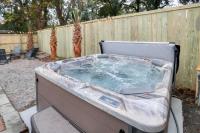 Charleston Oasis with Hot Tub, Mins to Dtwn - Chambres d’hôtes Charleston