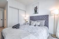 Urban Down Town 2BR plus Den Condo with Parking - B&B Toronto