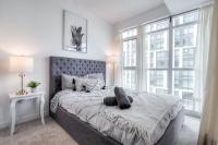 Urban Down Town 2BR plus Den Condo with Balcony - Chambres d'hôtes Toronto