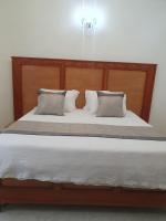 Two Bedrooms Apartment, located between kajjansi and kitende, with one bathroom, a living room, fully furnished kitchen, patio, free wifi, free parking space - Chambres d'hôtes Kajansi