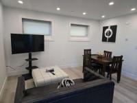 Elegant Vancouver Condo Contemporary One-Bedroom Suite and Fully Furnished Kitchen - Chambres d'hôtes Vancouver