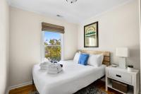 Steps to King St Restaurants & Bars Downtown Condo - Bed and Breakfast Charleston