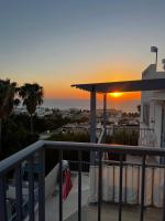 Two BR Sea View with Balcony and Pool Paphos - B&B Chlórakas