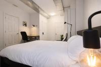 Downtown Pvt Rm w Desk-Ensuite Bathroom-Near TTC - Chambres d’hôtes Toronto