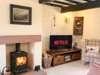 Blacksmiths Cottage a traditional cottage with garden and wood burning stove in Pooley Bridge, Ullwater - Chambres d'hôtes Pooley Bridge