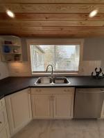 Village Lake Escape - Brand New 3 Bedroom - Chambres d'hôtes Shawnigan Lake