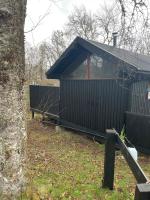 Belle 2 bedroom log cabin with hot tub, forest and loch - B&B Dalavich