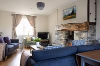 Family Country Cottage with Stunning Mountain View sleeps 12 - B&B Myddfai