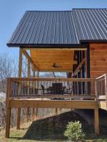 Peace of Heaven, Modern Chic Cabin, Majestic Mountain Views, Hot Tub, Fire Pit, Outdoor Games, Close to Town - Chambres d'hôtes Bryson City