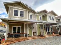 Urban Retreat Downtown Gem, Walk Everywhere, Custom Bunk Room, Hot Tub, Train & Mountain View, Near National Park Entrance - Chambres d'hôtes Bryson City