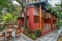 Woods & Bricks Cottage by VEO - Part of StayVista - Chambres d'hôtes Bangalore