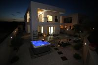 Elegant Villa Punta Sol with hot tube, walk to sea and center - Chambres d'hôtes Jezera