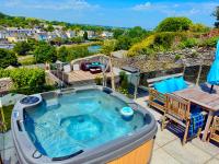 Quirky cottage lake views hot tub wood burner dog friendly near the coast path fishing villages and national parks - B&B Millbrook