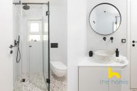 Elegant Riviera Retreat Sunlit Oasis Near Beach - Chambres d’hôtes Vári