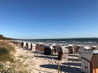 Villa Ambienta - Meeresbrise mit Strandkorb am Strand - B&B Ostseebad Binz