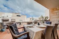 Timeless 3BR Sliema Townhouse with Hot Tub - Chambres d'hôtes Sliema