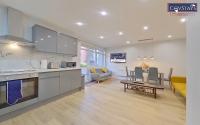 Beauchamp House - 2-bed apartment in Coventry City Centre, Free Parking, by COVSTAYS - Chambres d'hôtes Coventry