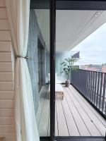 Luxury West London 1-Bed Apt - Private Balcony, Workspace & Near Tube - B&B London