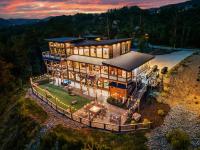 Mountain Escape w Indoor Pool Hot Tub Game Loft - B&B Sevierville