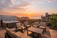 Oceanview Rooftop Hot Tub 1 Block to Beach - Chambres d'hôtes St. Pete Beach