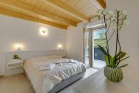 One Bedroom Apartment with Shared Terrace 2