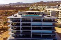 Arch View Luxury Condo with Heated Rooftop Pool and Jacuzzi - Chambres d'hôtes Cabo San Lucas