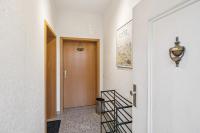 BAT Home Solutions Trier-Euren - alles was ein Hotel nicht bietet - 35 qm Ferienwohnung, Heimkino, Wallbox, Küche für 4 Personen - Bed and Breakfast Trier