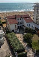 App4rent Villa Zanetti Family apartments, sea view, private beach, parking, wifi - Chambres d'hôtes Lido di Jesolo