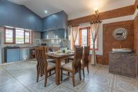 Courtyard Banyan Rustic 2 BHK villa with pool banyan gazebo and open courtyard living - Chambres d'hôtes Nandigunda