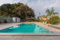 Courtyard Banyan Rustic 2 BHK villa with pool, gazebo By ELIVAAS Signature - B&B Nandigunda