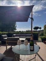 2-Bedroom Apartment Steps from Débarquement Beach with Pool - B&B Saint-Raphaël