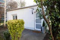 Ruhiger Bungalow in Dresden mit Terrasse, Garten & privatem Stellplatz - B&B Dresda