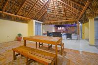 Poolside Retreat Lounge Parking Near Downtown - B&B La Paz