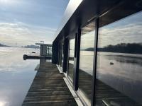 Dom na wodzie z jacuzzi i sprzętem wodnym, Szczerbata Pirania - Chambres d'hôtes Dziwnów