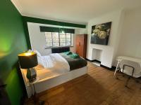 1970s Mid-Century Home with Iconic Bedrooms - B&B Winchmore Hill