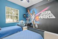 Luxurious 9BR Themed SE Facing Pool Hot Tub Theater Game Room BBQ 2 miles Disney - Chambres d'hôtes Orlando