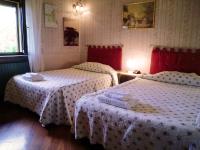 Tweepersoonskamer met 2 Aparte Bedden en Eigen Badkamer