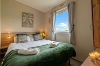 Near Pool 3BR Family -Friendly Sea Views Ramp Wi-Fi Pet OK - Chambres d'hôtes Birdston