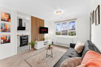 Centrally Located Apt with Parking - B&B Walsall