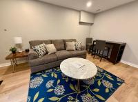 Aksarben Modern 1Bed ground level with parking - B&B Omaha