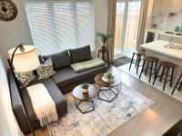 Cozy 3BR Barrie Hub - Private Yard - Easy 2-Car Parking - B&B Barrie